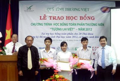 Trao học bổng cho 20 thủ khoa các trường đại học